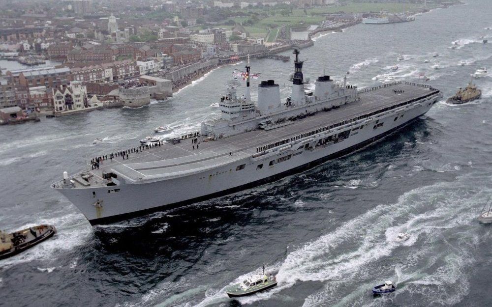 Ark Royal komt in 2003 aan in Portsmouth, na de missie in Irak. Foto EPA