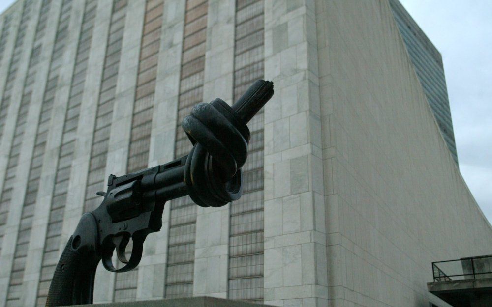 Bij het VN-hoofdkwartier in New York staat een beeld van een revolver met een knoop in de loop. Dit sculptuur beeldt de vreedzame idealen van de Verenigde Naties uit. Foto EPA