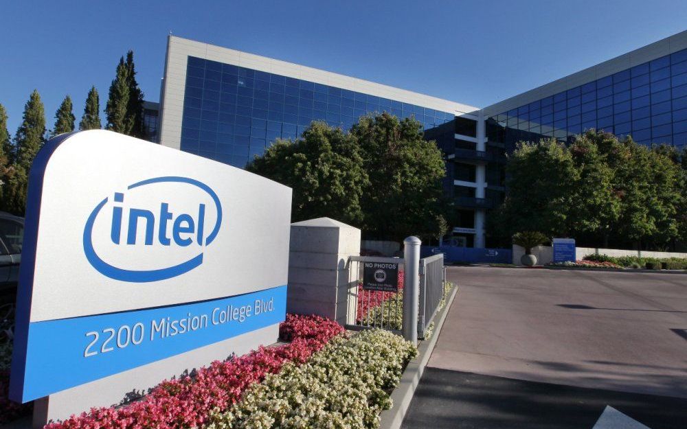 Chipmaker Intel gaat 6 tot 8 miljard dollar (4,35 tot 5,8 miljard euro) investeren in zijn Amerikaanse fabrieken om nieuwe generatie computerchips te produceren. Foto EPA