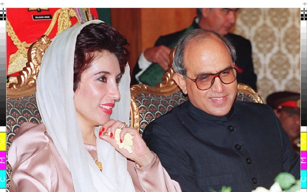 Farooq Ahmad Khan Leghari in gesprek met de Pakistaanse oud-premier Benazir Bhutto. Foto EPA