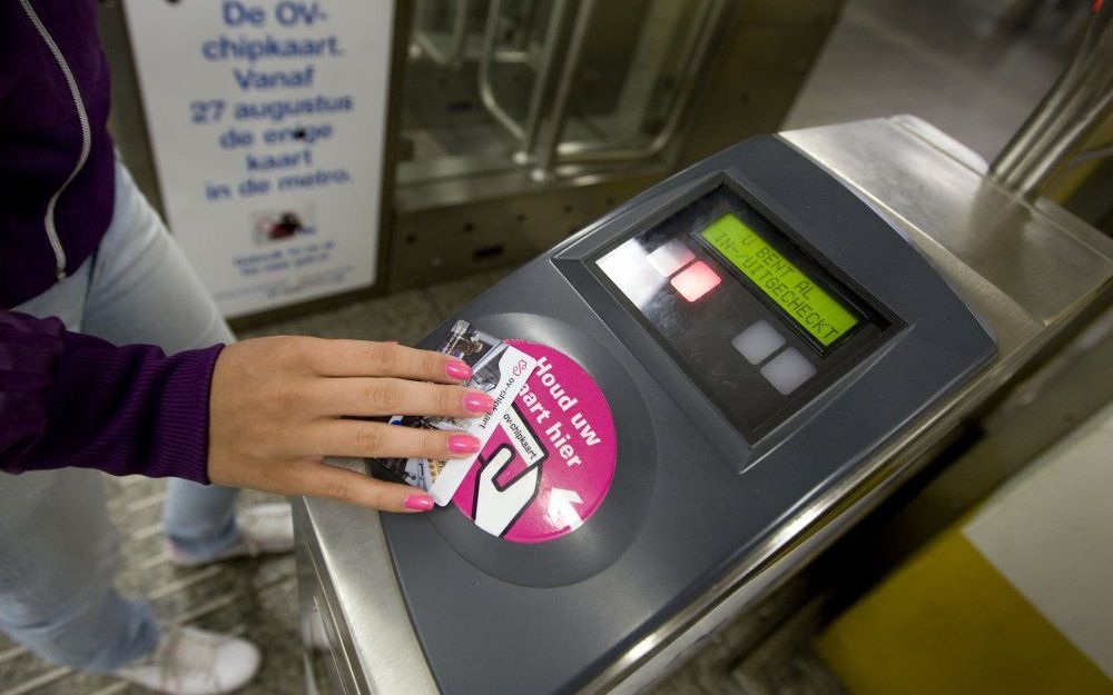 De borg die reizigers in het openbaar vervoer in Amsterdam moeten betalen, gaat volgend jaar omlaag. Foto ANP