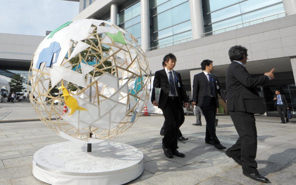 Globe bij de ingang van het congresgebouw van de biodiversiteitstop in het Japanse Nagoya. Foto EPA