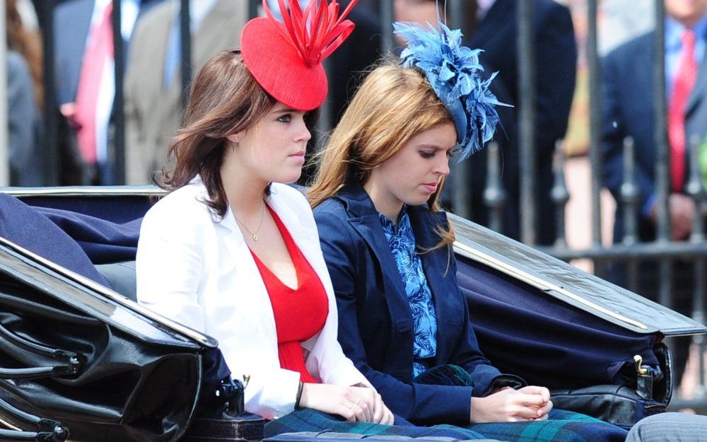 Prinses Eugenie (l.) en prinses Beatrice verlaten op 12 juni Buckingham Palace in Londen om de jaarlijkse ceremonie Trooping the Colour bij te wonen. Foto EPA