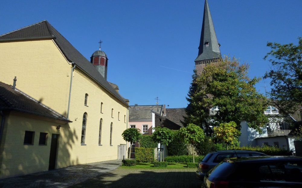 De Evangelische Kirche van het Duitse Kaldenkirchen (l.) staat vlak bij de veel grotere rooms-katholieke kerk. Dit beeld tekent de verhoudingen. Foto RD