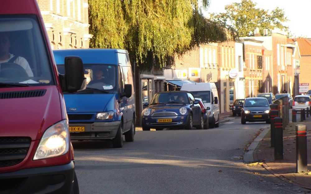 De gemeente Zederik gaat het sluipverkeer vanaf de A27 weren uit de dorpskernen, zoals hier in Meerkerk. Foto André Bijl