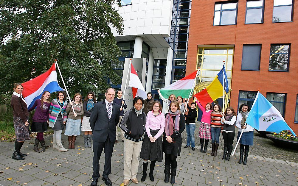 Driestar Hogeschool heeft voor het eerst een internationale klas met studenten uit vijf verschillende landen. Op de voorgrond v.l.n.r. opleidingsmanager  Wim Lindhout, de Indonesische student Indra Rinaldi, pabostudente Anneke Visser en beleidsmedewerker 