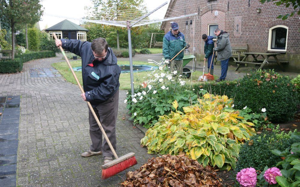 Wim Scheurwater ruimt blad rond de woonboerderij van De Schutse in Achterberg. Foto RD, Anton Dommerholt