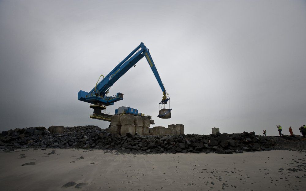 ROTTERDAM – De Blockbuster is een zogenaamde E-crane die betonblokken van 40 ton op 50 meter afstand vanuit het hart van de kraan op 15 centimeter nauwkeurig neer kan zetten.Foto RD, Henk Visscher