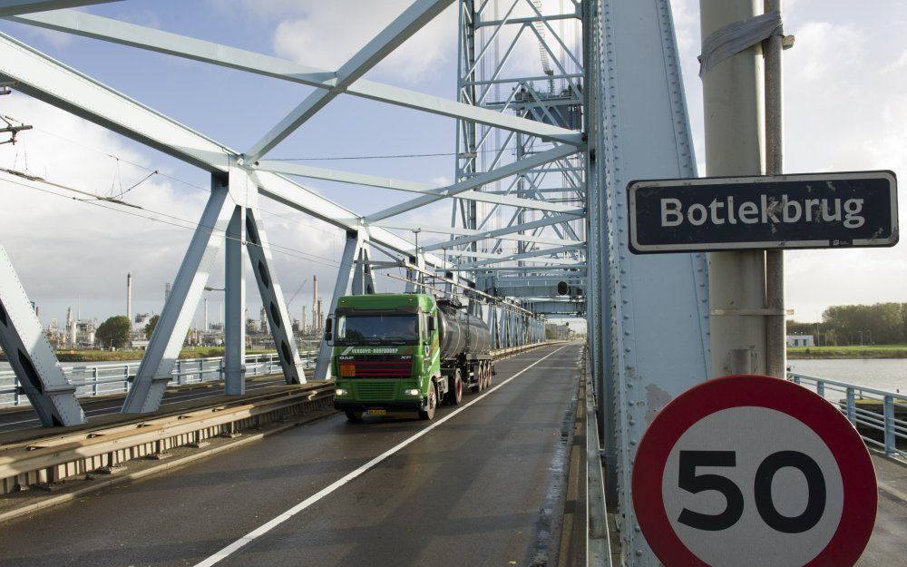 De slagbomen van de Botlekbrug worden enkele meters naar voren geplaatst. Foto ANP