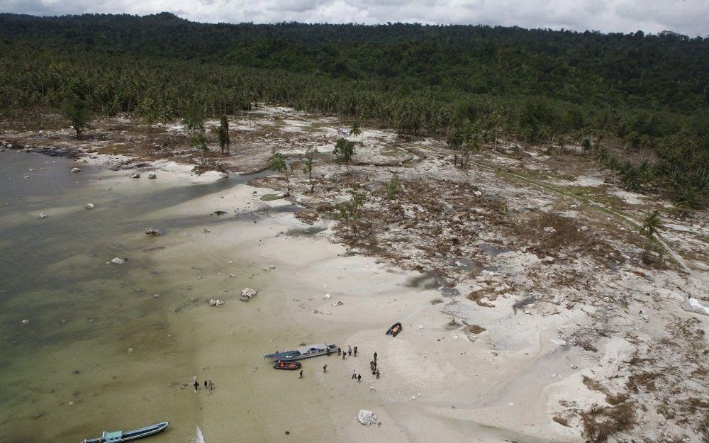 Tsunami-expert Alberts vindt dat er goede voorlichting moet komen zodat bewoners van afgelegen gebieden weten wanneer tsunamigevaar dreigt. Foto EPA