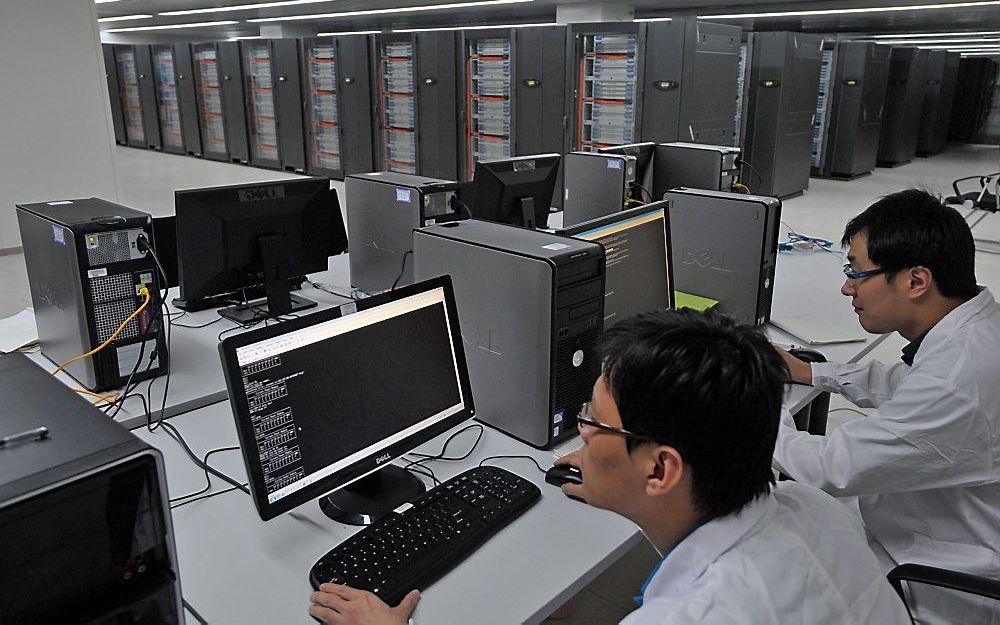 Wetenschappers werken aan de Tianhe-1A supercomputer. Foto EPA