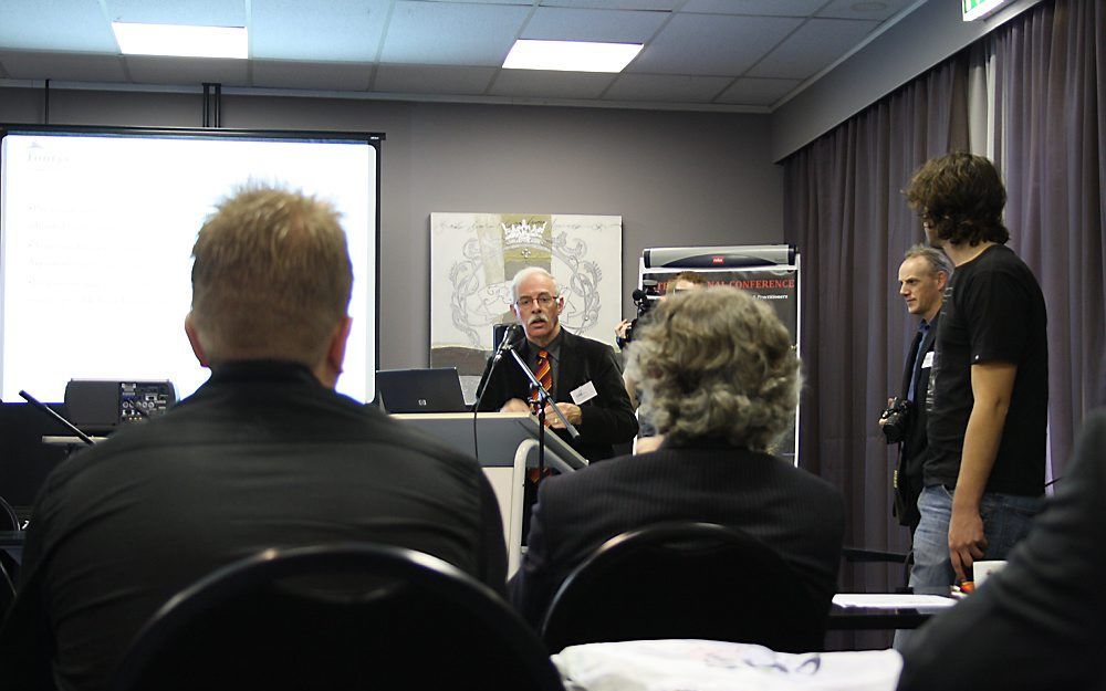 De Tilburgse prof. Huub Evers sprak gisteren op de CHE-conferentie zijn zorg uit over ethische codes van journalisten op internet. Foto RD