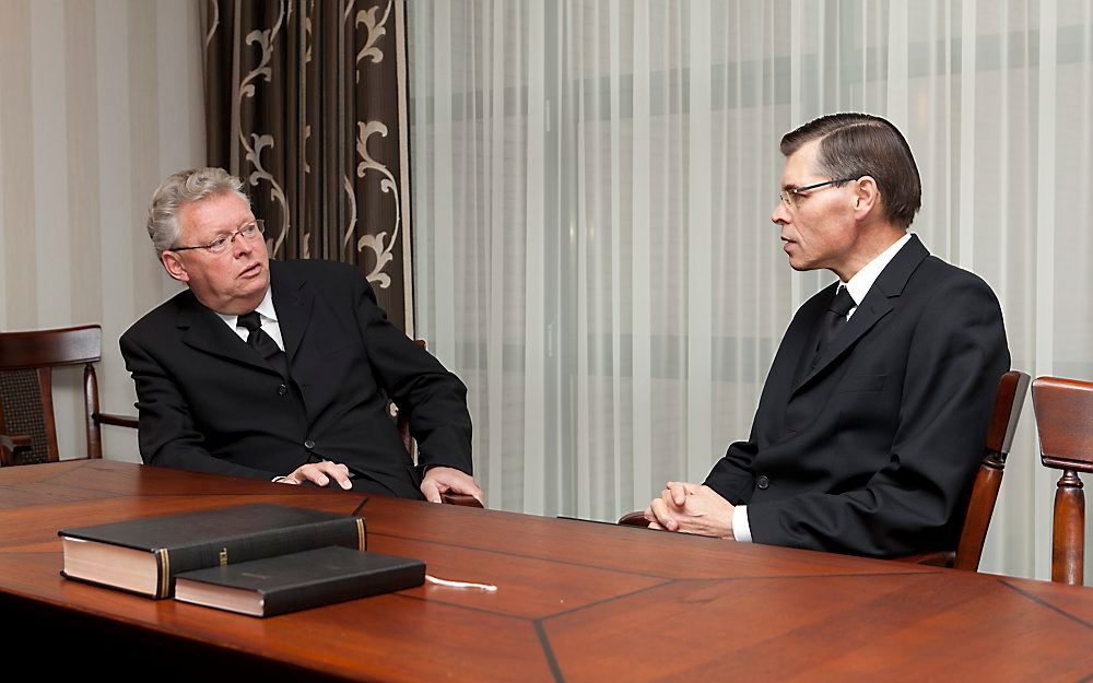 Ds. J. J. van Eckeveld (l.) en ds. J. Roos: „Als de Heere ons in de schuld brengt, heeft niemand het meer gedaan. Dan hebben we het zelf gedaan.” Foto RD