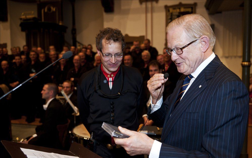 Pieter van Vollenhoven woonde zaterdagavond in Urk een jubileum­concert bij van het Urker Mannenkoor Hallelujah. De echtgenoot van prinses Margriet kreeg uit handen van bestuurslid Tiemen Roos het eerste exemplaar van de nieuwe cd van het koor uitgereikt.