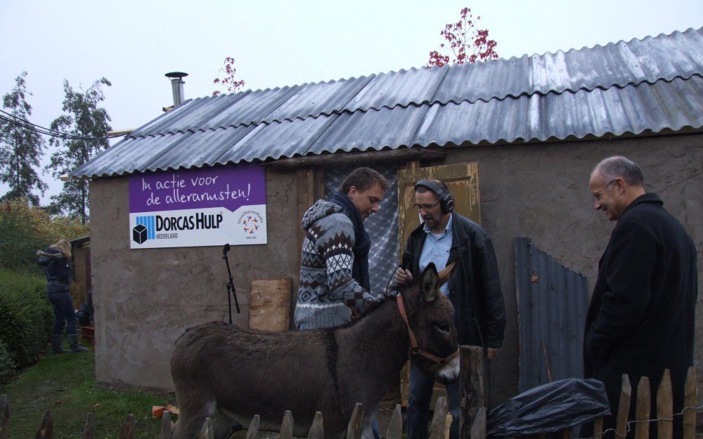 De tijdelijke bewoners krijgen bij de opening van het Oekraïnehuis in Veenendaal een voedselpakket, 20 euro zakgeld en een paar kippen en ezels. Foto Dorcas