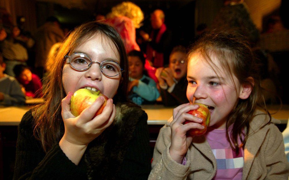 Gratis groente en fruit, zoals 1600 basisscholen krijgen, is in het kader van de Schoolfruitregeling van de EU. Foto ANP