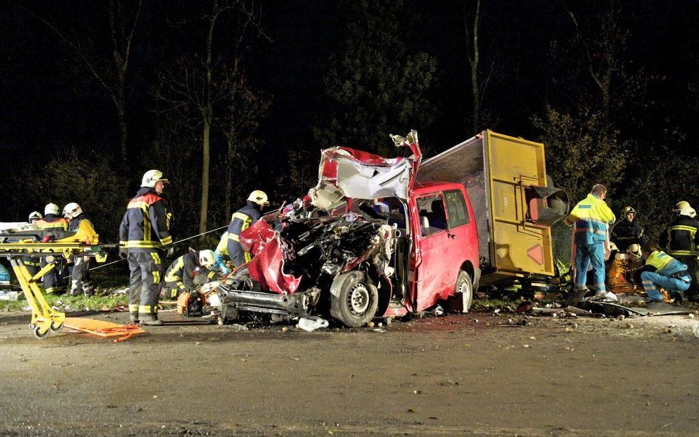 Aanrijding tussen personenbusje en landbouwvoertuig bij Biddinghuizen. Foto ANP