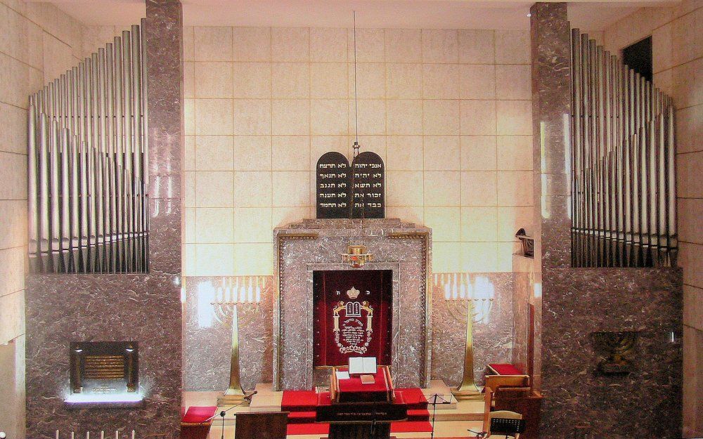 Het orgel in de synagoge van Saarbrücken, opgesteld aan weerszijden van de ark met de Thorarollen. Het is het eerste synagogeorgel in Duitsland dat na de Tweede Wereldoorlog werd herbouwd. Foto Achim Seip