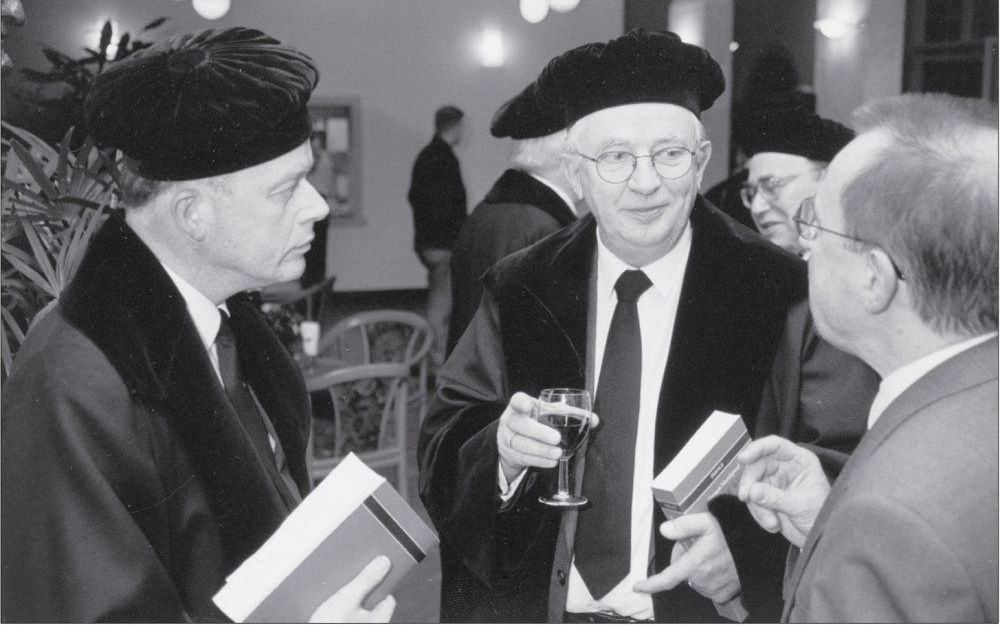 HILVERSUM – Prof. Ter Schegget (m.) na de promotie van Herman Noordegraaf in 1994. Links van hem prof. dr. H. E. S. Woldring. Foto uitg. Verloren