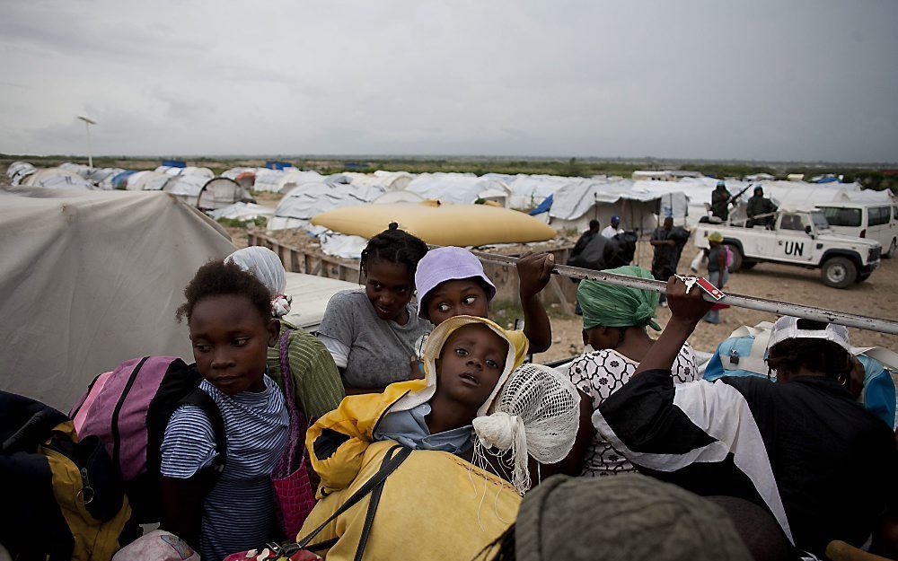 Haïtianen in een tentenkamp buiten Port-au-Prince worden geëvacueerd in verband met de komst van de orkaan Tomas. Foto EPA