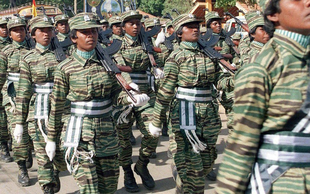 Meisjes en jonge Tamilvrouwen in dienst van LTTE. Om buiten de greep van de Tijgers te blijven, trouwden veel meisjes zo vroeg mogelijk. Foto EPA