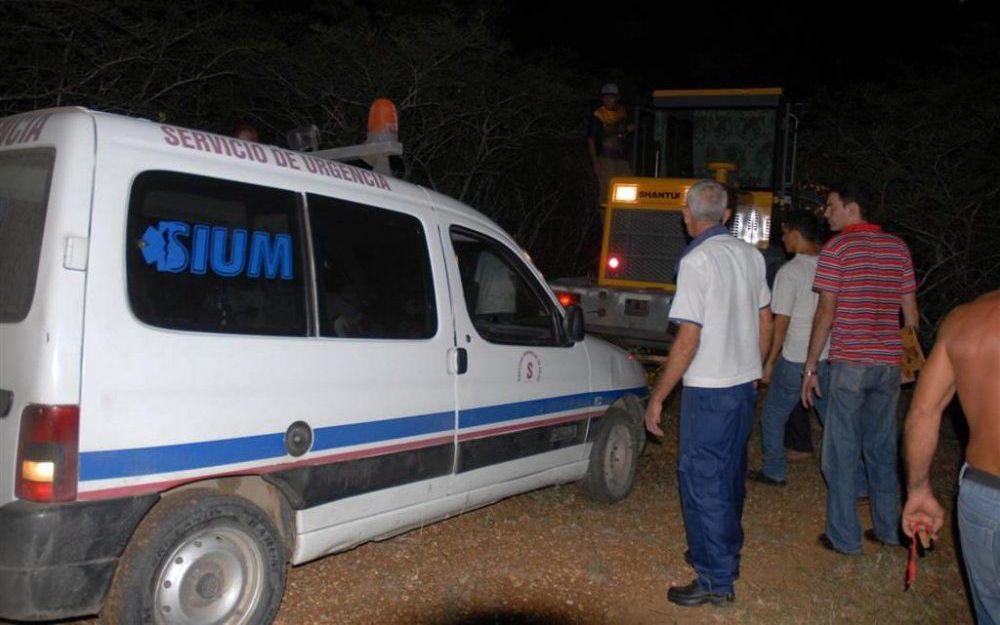 Ambulance vlakbij de plek in Cuba waar vrijdag een vliegtuig neerstortte. Foto EPA