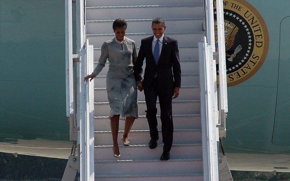 Het echtpaar Obama komt aan op het vliegveld van Bombay, India.  Foto EPA