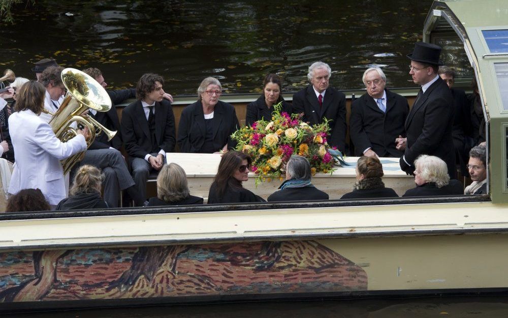 De kist met het lichaam van Harry Mulisch is zaterdag met een boot op weg naar begraafplaats Zorgvlied in Amsterdam. Foto ANP