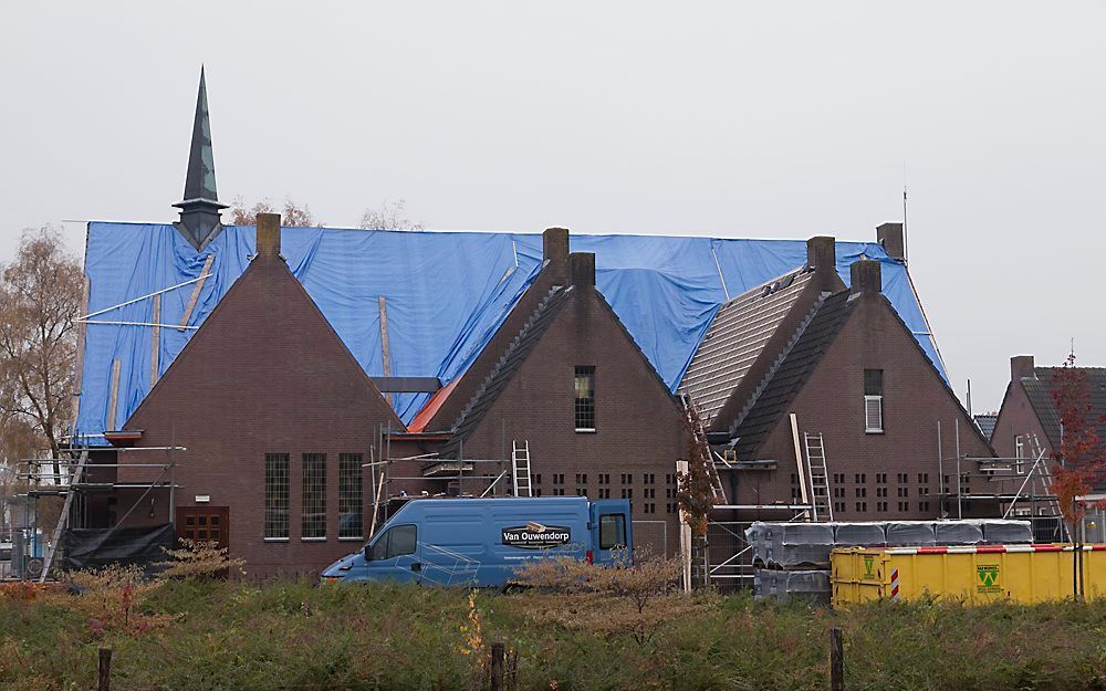 ELSPEET – Het dak van het kerkgebouw van de gereformeerde gemeente te Elspeet, aan de Nachtegaalweg, wordt momenteel gerenoveerd. Foto RD, André Dorst