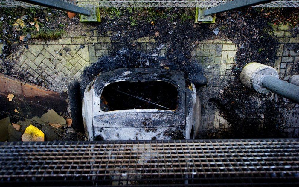 Vijf auto's raakten zwaar beschadigd bij de brand van zondag. Foto ANP