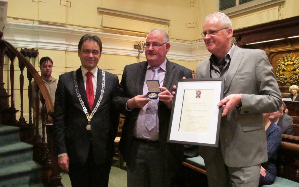 Het bestuur van de stichting Orgelconcomité Nieuwe Kerk Katwijk kreeg vrijdagavond de zilveren erepenning met oorkonde van de gemeente Katwijk. V.l.n.r.: burgemeester Jos Wienen, Jaap van Rijn en Kees Hoek. Foto Pieter Baak