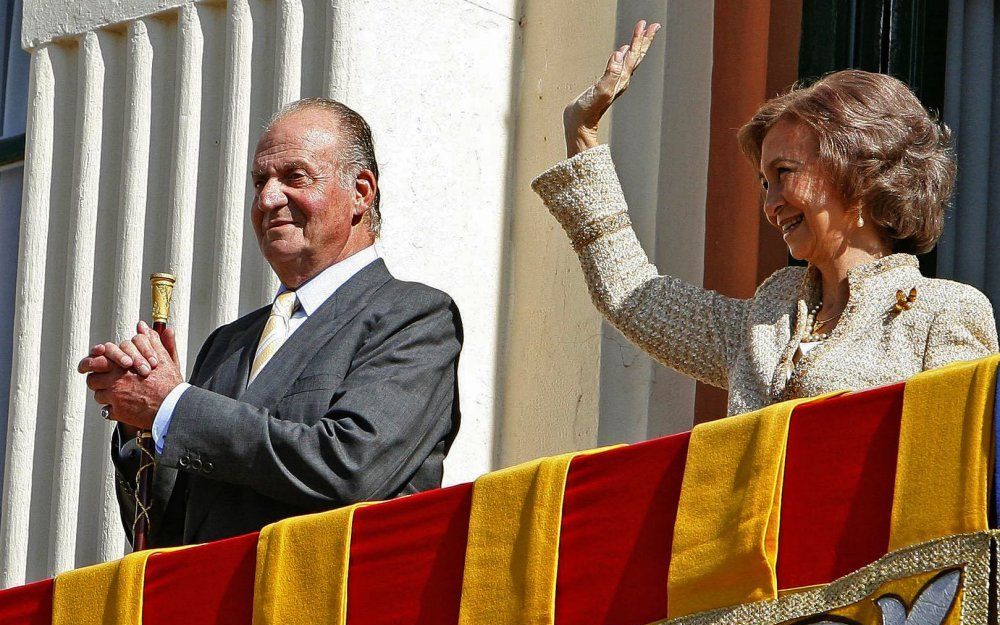 Koning Juan Carlos en koningin Sofia van Spanje zwaaien naar inwoners van Melilla, een Spaanse exclave aan de Middellandse Zee in Noord-Afrika, op 6 november 2007. Foto  EFE