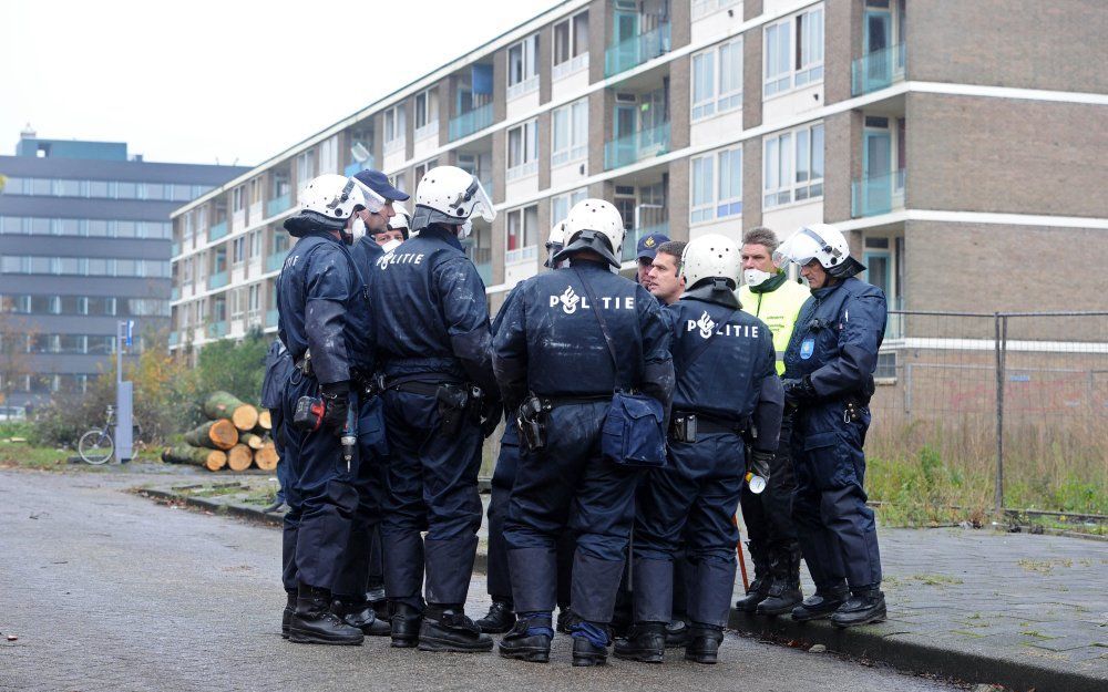 Bij de ontruiming van de derde Amsterdamse kraaklocatie, het Zuidblok in Slotervaart, worden krakers door agenten verwijderd. Foto ANP