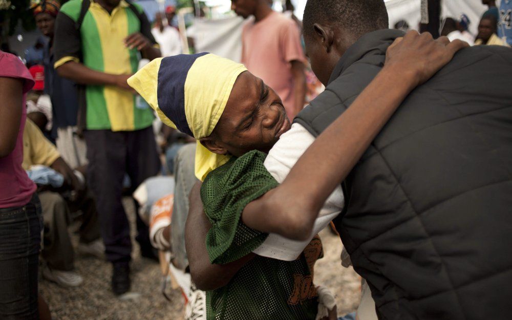 Een cholerapatiënt bij een ziekenhuis in Port-au-Prince. Foto EPA