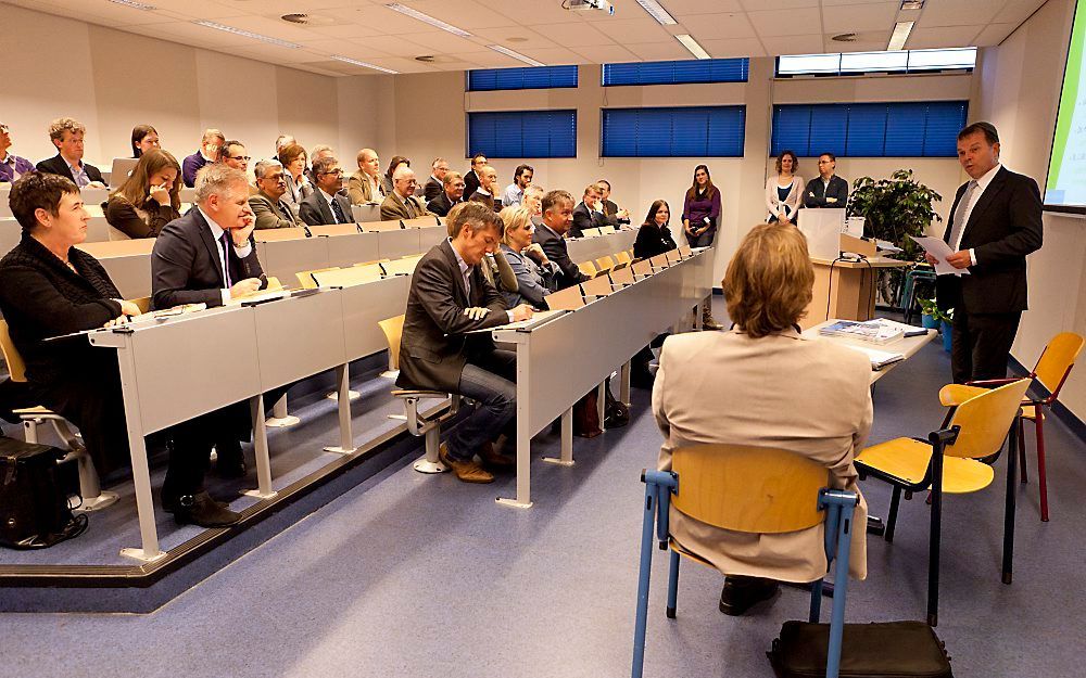 Op de Christelijke Hogeschool Ede werd gisteren een symposium gehouden naar aanleiding van het afscheid van dr. Stefan Paas (in voorste collegebank, rechts) als lector gemeenteopbouw. Paas deed onderzoek naar de positie van de hbo-theoloog. De directeur v