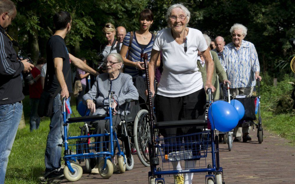 Een Kamermeerderheid wil dat de rollator in 2011 toch via het basispakket wordt vergoed.  Foto ANP