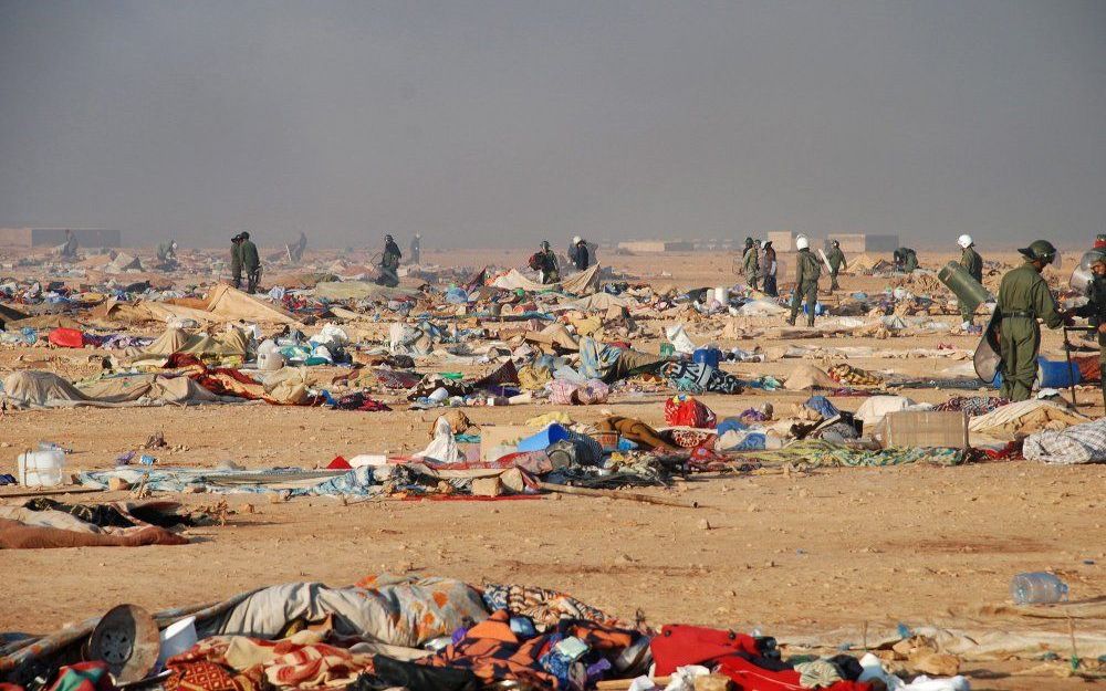 Marrokaanse veiligheidseenheden doorzoeken het kamp in de West-Sahara. Foto EPA