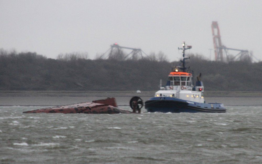 De Fairplay 22 (L), een sleepboot van het sleepbedrijf Fairplay Towage ligt donderdag omgeslagen in het water van de Nieuwe Waterweg bij Hoek van Holland. Foto ANP