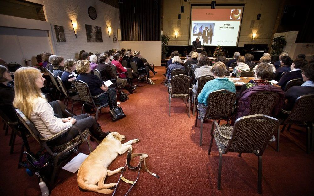 PUTTEN – In conferentiecentrum De Aker in Putten kwamen donderdag ruim honderd hervormd-gereformeerde predikantsvrouwen bijeen. Dagthema was ”Israël, een volk dat alleen woont”. De inleider ’s ochtends was dr. ir. J. van der Graaf. Foto RD, Henk Visscher