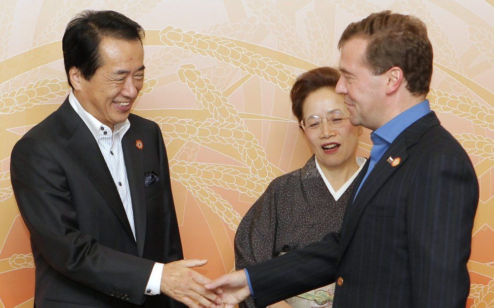 Medvedev (r.) wordt verwelkomt door Naoto Kan en zijn vrouw. Foto EPA