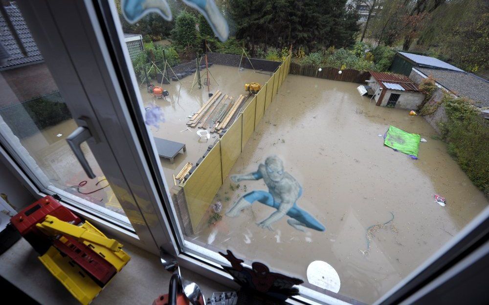 Een hele reeks achtertuinen in de straat Wolfhagen in Schinnen staat blank. Foto ANP