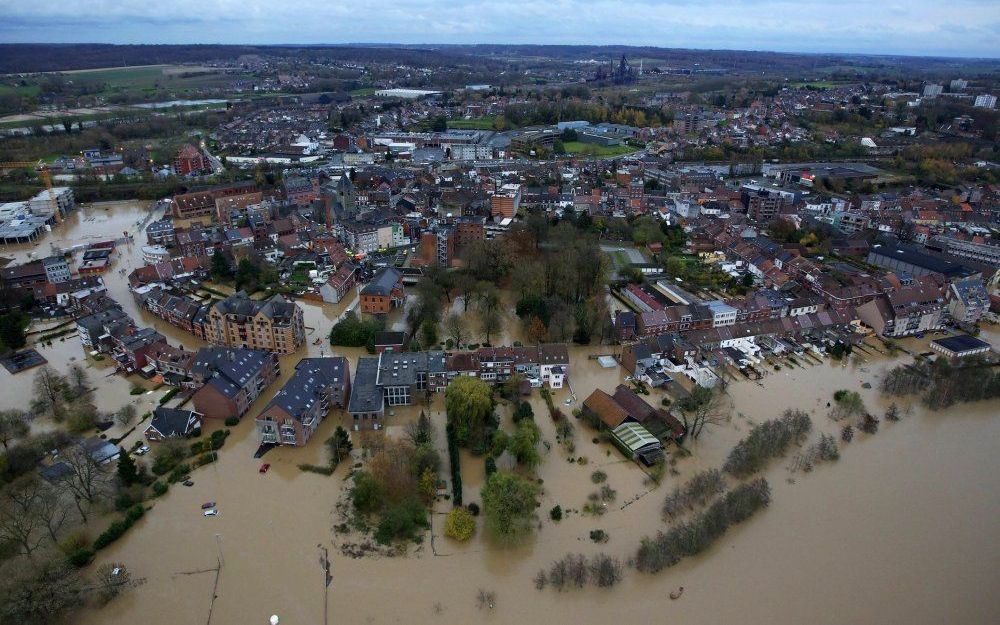 Luchtopname van ondergelopen straten in Tubize, Wallonië, België. Overstromingen door hevige regenval hebben dit weekeinde in Belgie het leven gekost aan zeker drie personen. Foto Belga