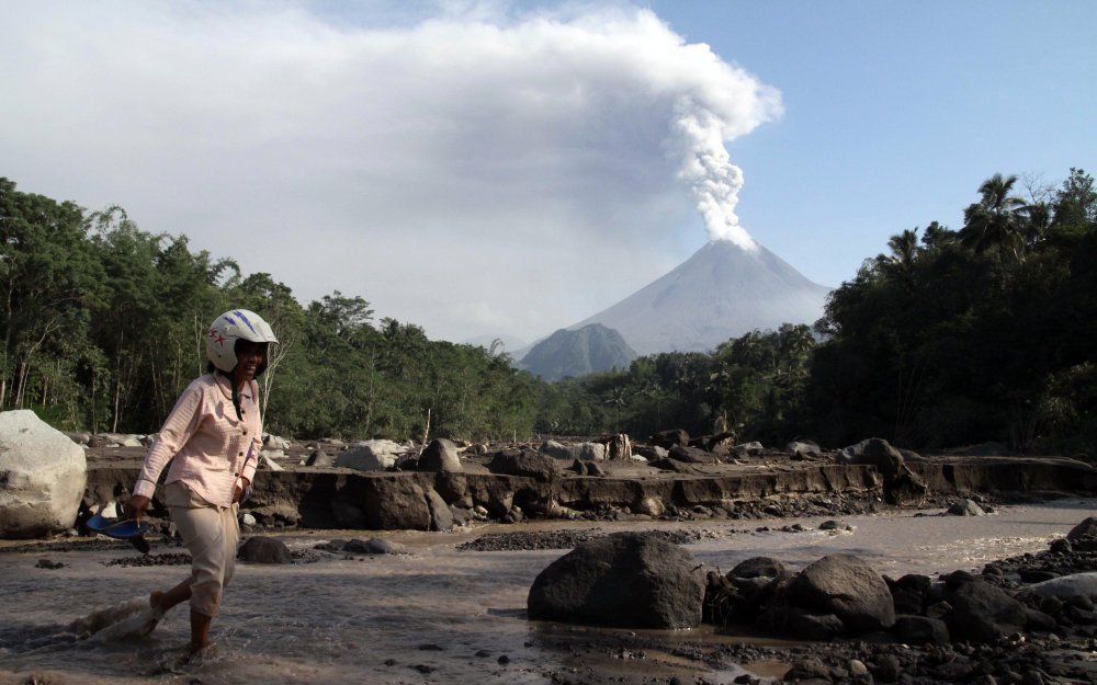 Maandag keerden duizenden Indonesische families terug naar hun verwoeste dorp. Foto EPA