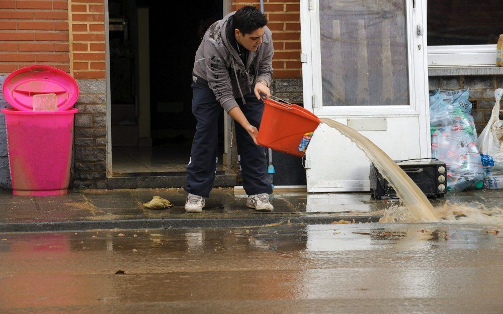 In de meeste getroffen gebieden is het waterpeil gezakt en kan de schoonmaak beginnen. Foto EPA