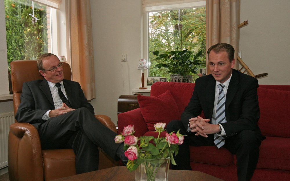 Ds. Van de Worp (l.) en J. ten Klooster. „Als je niet weet wat je schatten zijn, hoe kun je die dan uitdelen?” Foto RD, Anton Dommerholt