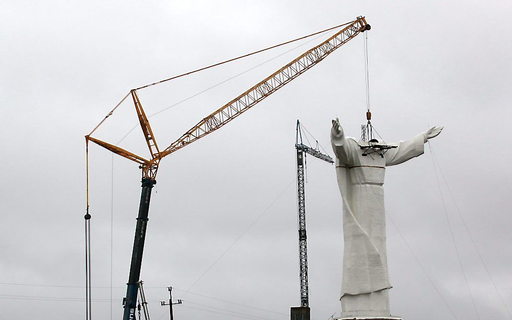 Het 52 meter hoge Christusbeeld in het Poolse Swiebodzin is het grootste ter wereld. Morgen wordt het officieel in gebruik genomen. De meningen zijn verdeeld. Foto EPA