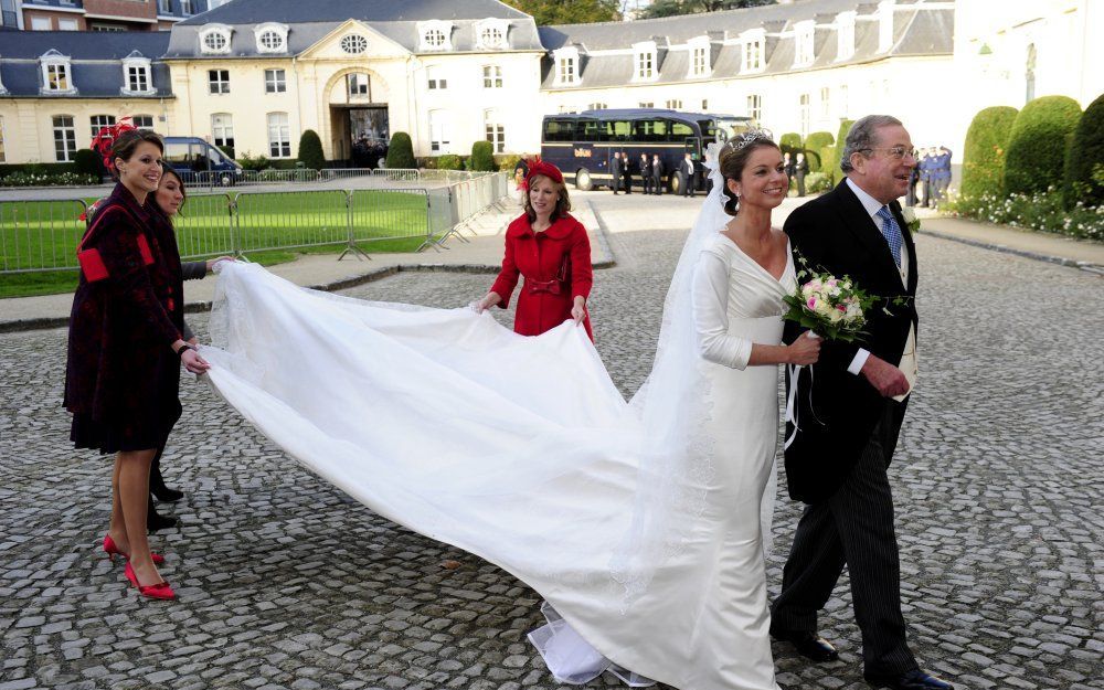 Bruid Annemarie Gualtherie van Weezel arriveert met haar vader (L). Haar sleep wordt gedragen door de bruidsmeisjes prinses Margarita (R) en de zus van de bruid Constance Mensink-Gueltherie van Weezel (L). Foto EPA