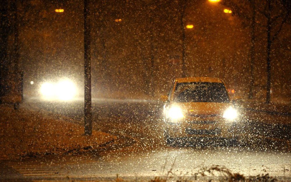 HEERLEN - Een heftige sneeuwbui zorgt donderdag in de omgeving van Heerlen voor de eerste winterse taferelen. Foto ANP