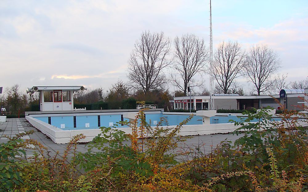 GENDEREN – Een nieuw zwembad in Andel houdt de gemoederen in de regio bezig. Foto: zwembad Veldzicht in Genderen. Foto André Bijl