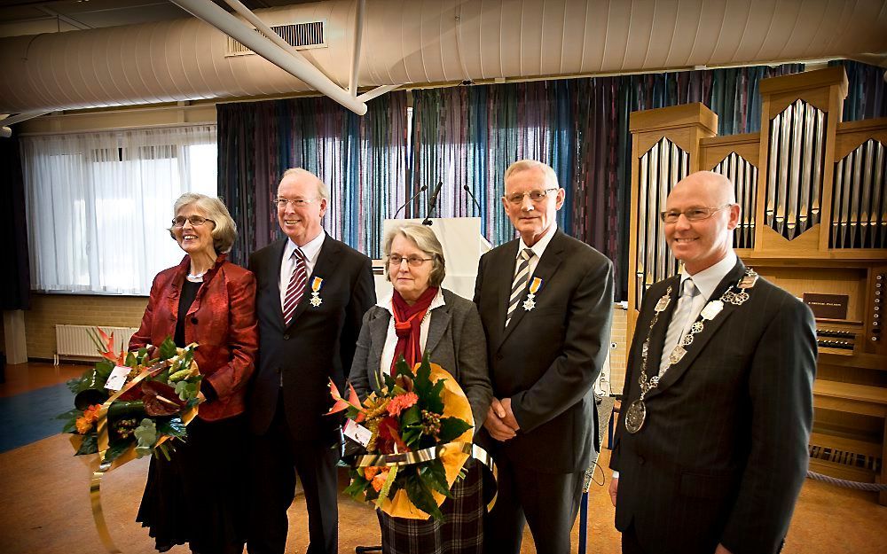 Voormalig directievoorzitter Vogelaar (l.) en secretaris Meuleman (m.) van de Pieter Zandt werden gisteren onderscheiden tot ridder in de Orde van Oranje-Nassau. Foto RD, Henk Visscher